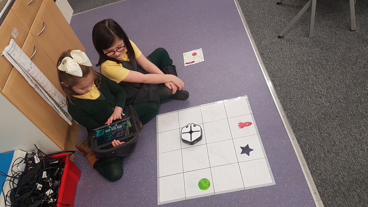 CodingKps's tweet image. What works? Teamwork works!! Monday beginner's getting the hang of the basics. @KnightsridgePr1 @codewithroot @DigitalXtraFund #happycoders #teamwork #codingisawesome @GirlsWhoCode