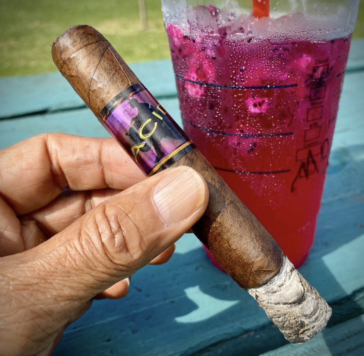 ExperienceACID's tweet photo. There isn’t a more perfect pairing 📸 by @duke_kolohe #ExperienceACID #ACID20 #De4L #Cigars #Cigar https://t.co/oJAMBTEdFa
