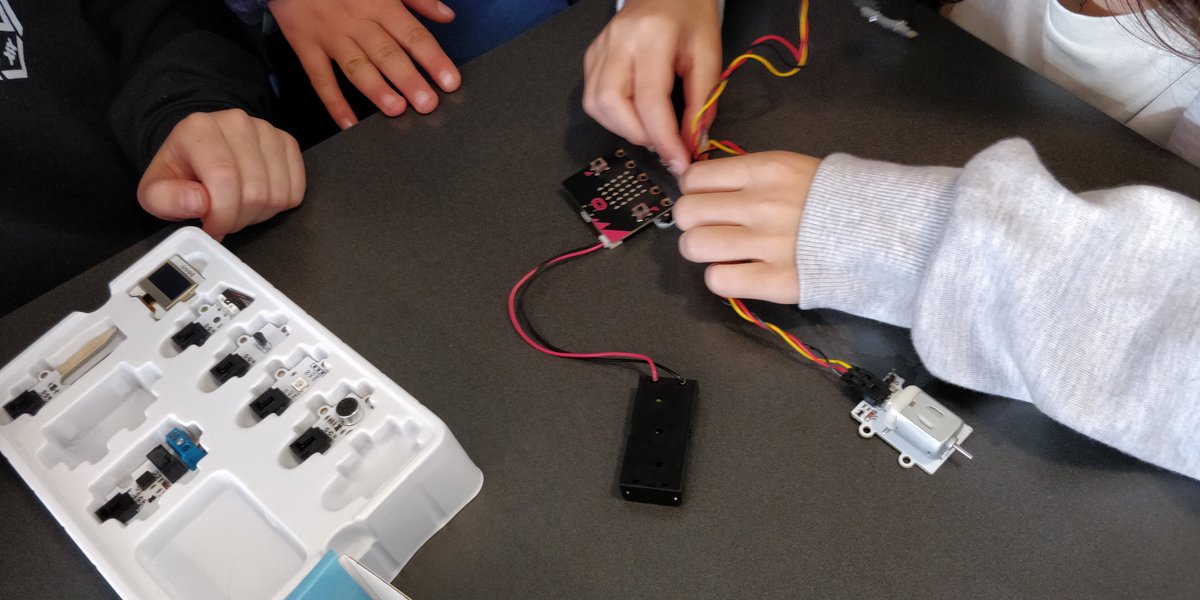 secastelldefels's tweet photo. Microbits entren en acció al taller que alumnes 6è @EscolaLlVives han dut a terme a @UPCLlobregat en el marc #ProjecteImpuls. Resolució de reptes reals i contextualitzats per aprendre conceptes programació i pensament computacional. Avui s'han encès unes quantes vocacions STEAM! https://t.co/F1oXFs0B7T