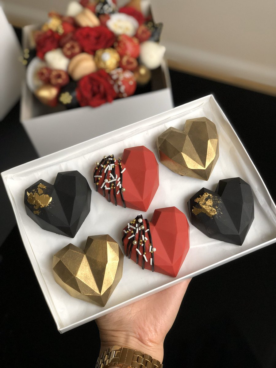 linaaaaat's tweet photo. VALENTINES GIVEAWAY ♥️ all you have to do is LIKE AND RETWEET to win a box of chocolate geo hearts this valentines 💕 Will be doing a another giveaway on insta so make sure you go follow @linasbakes ✨ https://t.co/ggRdAUBW2v