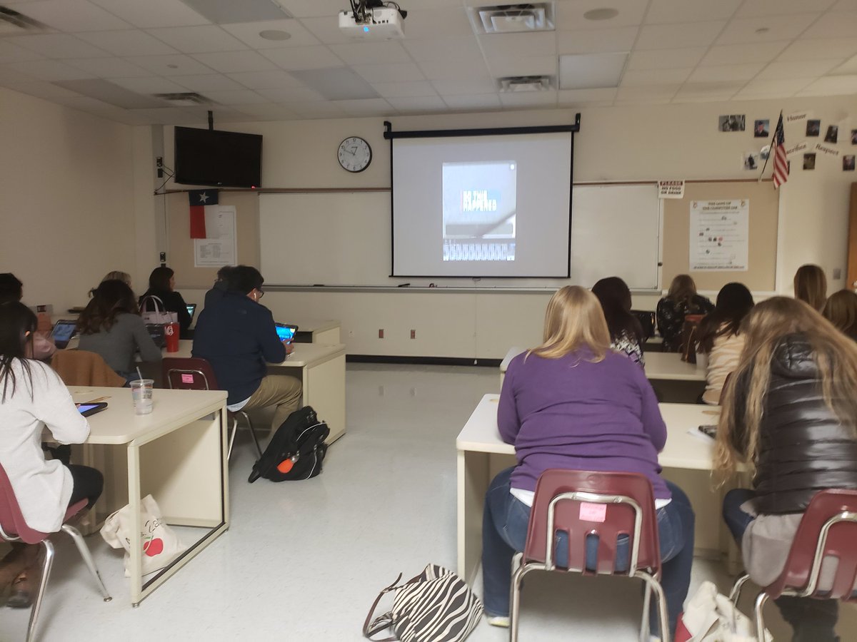 gleeandglitter's tweet photo. It's fun being on the other side this Technology training! I get to train other teachers on how to use apps in the classroom. #dpisdtech https://t.co/g9PPmL0cr5