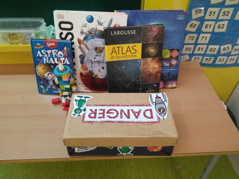 EscolaElsPins's tweet image. 🎁 Avui l'alumnat de #2PRI hem rebut una capsa molt especial! Ens l'envien de la NASA🚀 i és que necessiten ajudants🤝. Ara cal que descobrim i investiguem envers l'espai. Preparats per assolir els primers reptes! 💪 #Gamificacio #STEAM