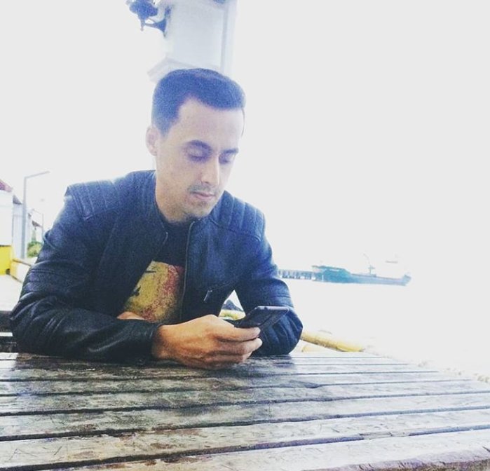 Gelişim davetsizdir, gidişim de elvedasız olsun istedim.