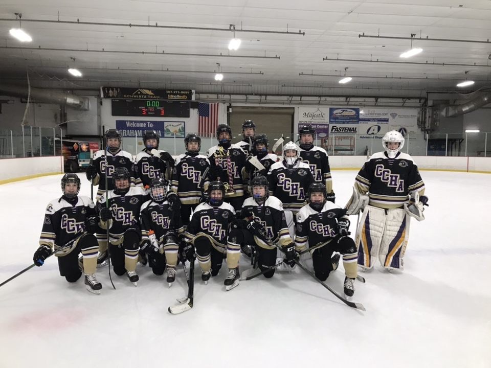 CCHA_Hockey's tweet photo. Chaska/Chanhassen Bantam B1 took third place in Rochester last weekend, going 3-1 for the tournament. After opening with a loss to Mahtomedi, the Stormhawks defeated Rochester Red 6-2, Rosemount 9-2 and Sioux City 5-4 to take home third-place honors. https://t.co/sfvTK8i04g