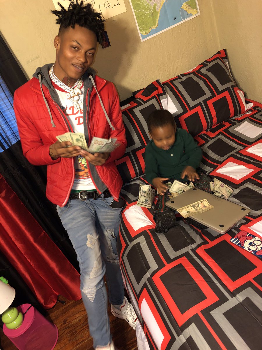 1PeedyCapone's tweet photo. big son 🩸💉 these shoes cost me a couple hunna too 🦠 #CaponeShit #70805 #BabyCapone #DEM #ImStillDat https://t.co/cBpyjpHHLL