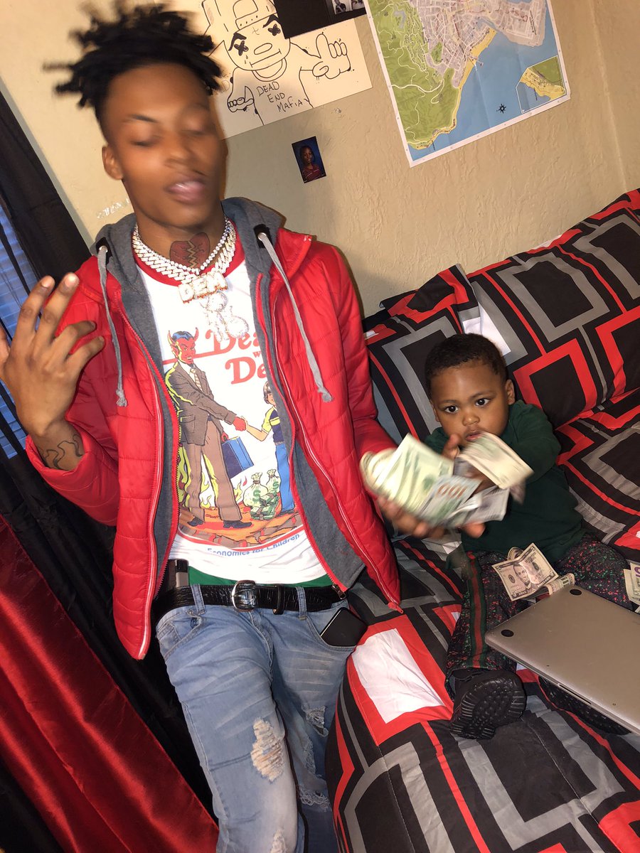 1PeedyCapone's tweet photo. big son 🩸💉 these shoes cost me a couple hunna too 🦠 #CaponeShit #70805 #BabyCapone #DEM #ImStillDat https://t.co/cBpyjpHHLL