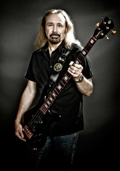 Happy Birthday Ian Hill!! ... bajista de    