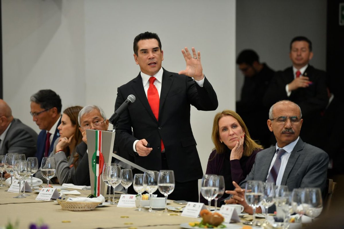 PRI_Nacional's tweet photo. El Presidente @alitomorenoc se reunió con el cuerpo diplomático acreditado en México, para presentar nuestra visión del país.
Agradecemos a los 53 excelentísimos embajadores y embajadoras su presencia. https://t.co/t8Har4ItTs