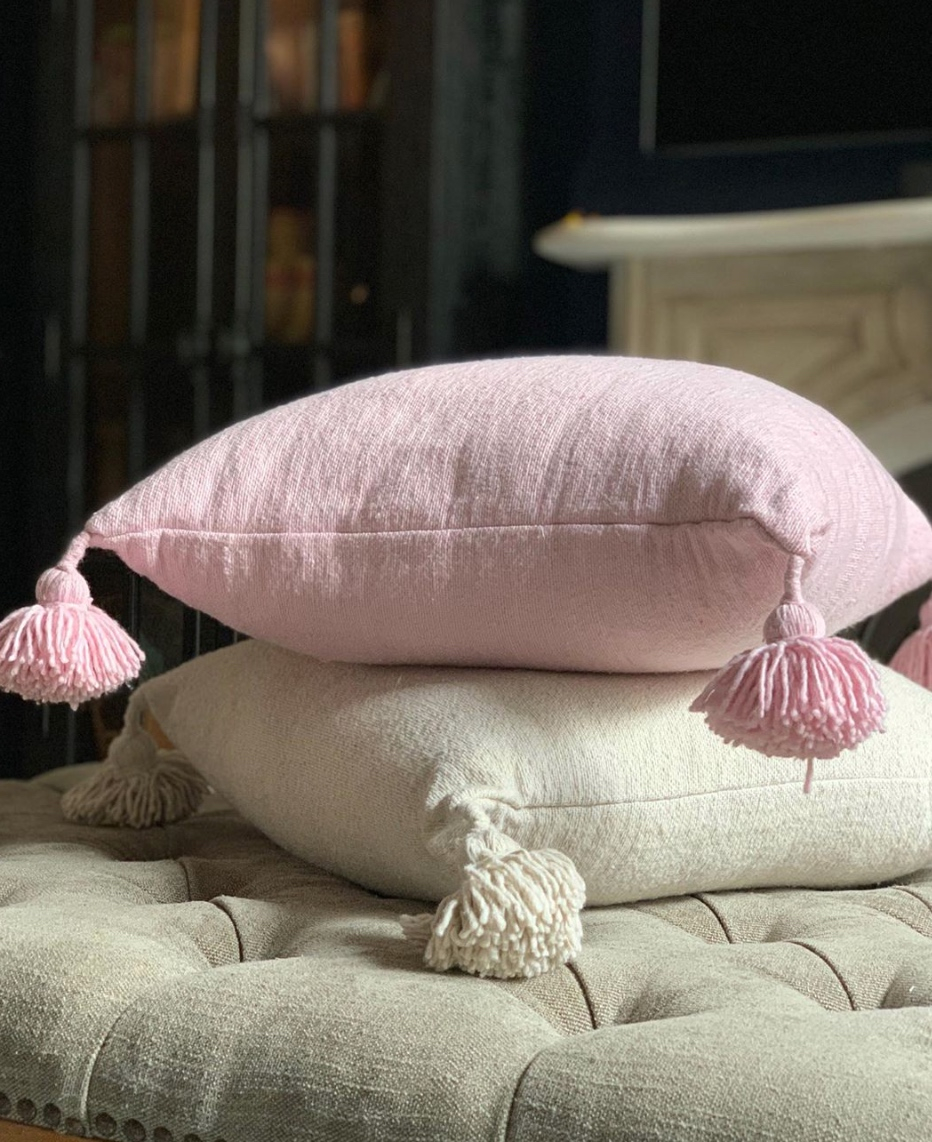 storrstorrstorr's tweet photo. Thinking about how to revamp your living room? Throw in some cute throws from @pillowpia. https://t.co/nTDbEfBvBi