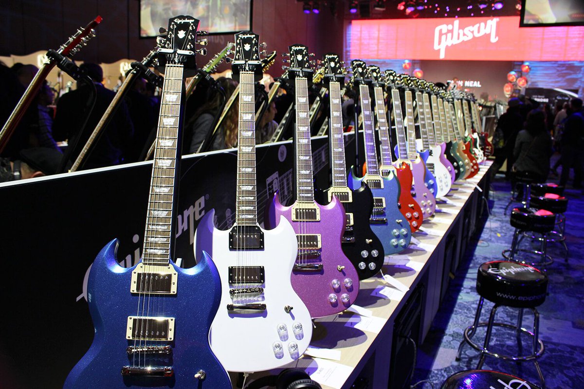 Young Guitar 11月号 伊藤政則のメタル最前線21 カラフルなフィニッシュのsgが取り揃えられた エピフォン Muse Collection 女性やビギナーにも手に取りやすいキャッチーな印象だ レスポール モデルもラインナップ Namm ギター Gibson