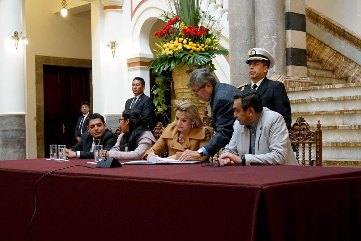 JeanineAnez's tweet photo. Saludo la decisión de la Asamblea Legislativa Plurinacional de aprobar la Ley de Prórroga de Mandato para autoridades electas, hoy la hemos promulgado para el fortalecimiento de la democracia en nuestro país. https://t.co/XPDy2XMimv