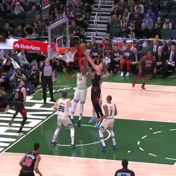 Lauri Markkanen on cleanup duty w/7 boards already and the Bulls lead the Bucks here in the first half.
@nbcschicago | #RunWithUs
