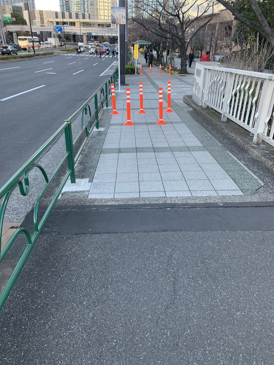 トリトンぐらし ららぽーとから来ると ここでスピード出した自転車が飛び出してちょっとひやっとすることありますね 一応用心してるので危ないことはないけど 二人横に並ぶベビーカーはもう無理ですね