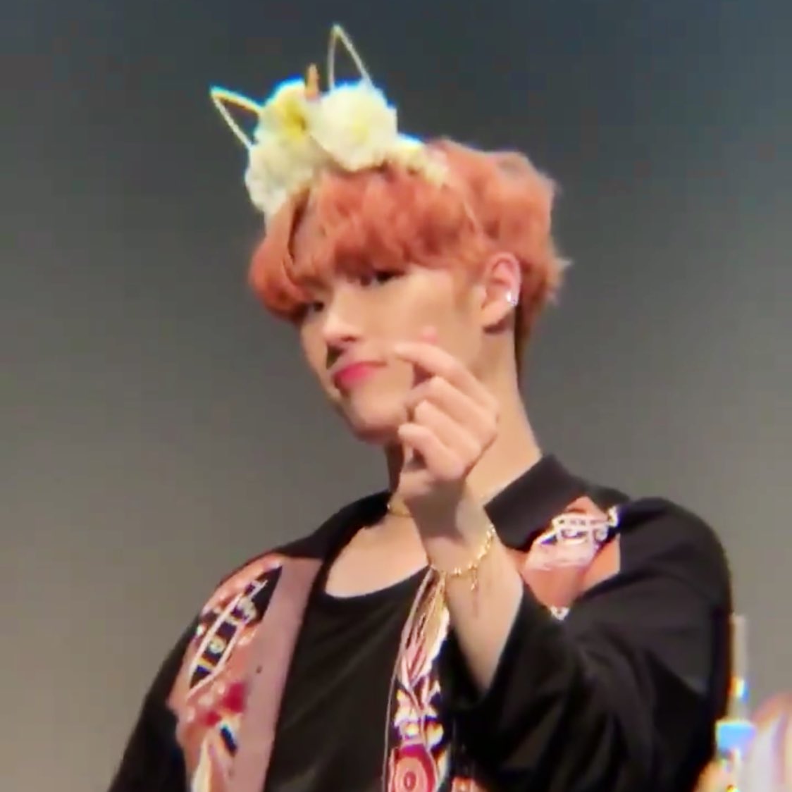 I cannot thank  @anchicken1111 enough for helping me  I couldn't decide between cat ears or flower crown + wanted to get something to represent hawaii- She managed to find not only A PLUMERIA but also THE PRETTIEST CAT EAR FLOWER CROWN COMBO  #밍키
