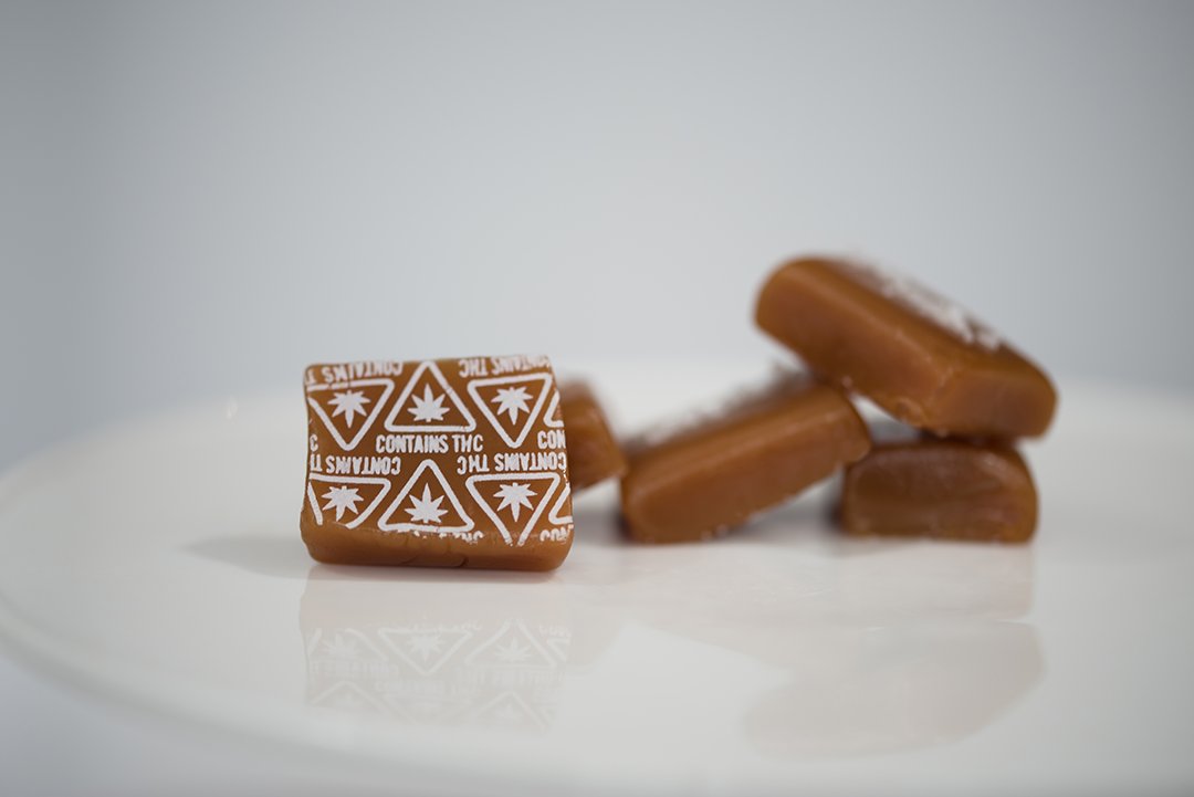 GreenCrossMJ's tweet photo. Edible labels for cannabis-infused food... Because you should be able to tell whether something #ContainsCannabis at a glance. 👀🍫
.
#Edibles #EdibleLables #ContainsTHC #ParentsForPot #CannaMoms https://t.co/6HNUjVRCmq