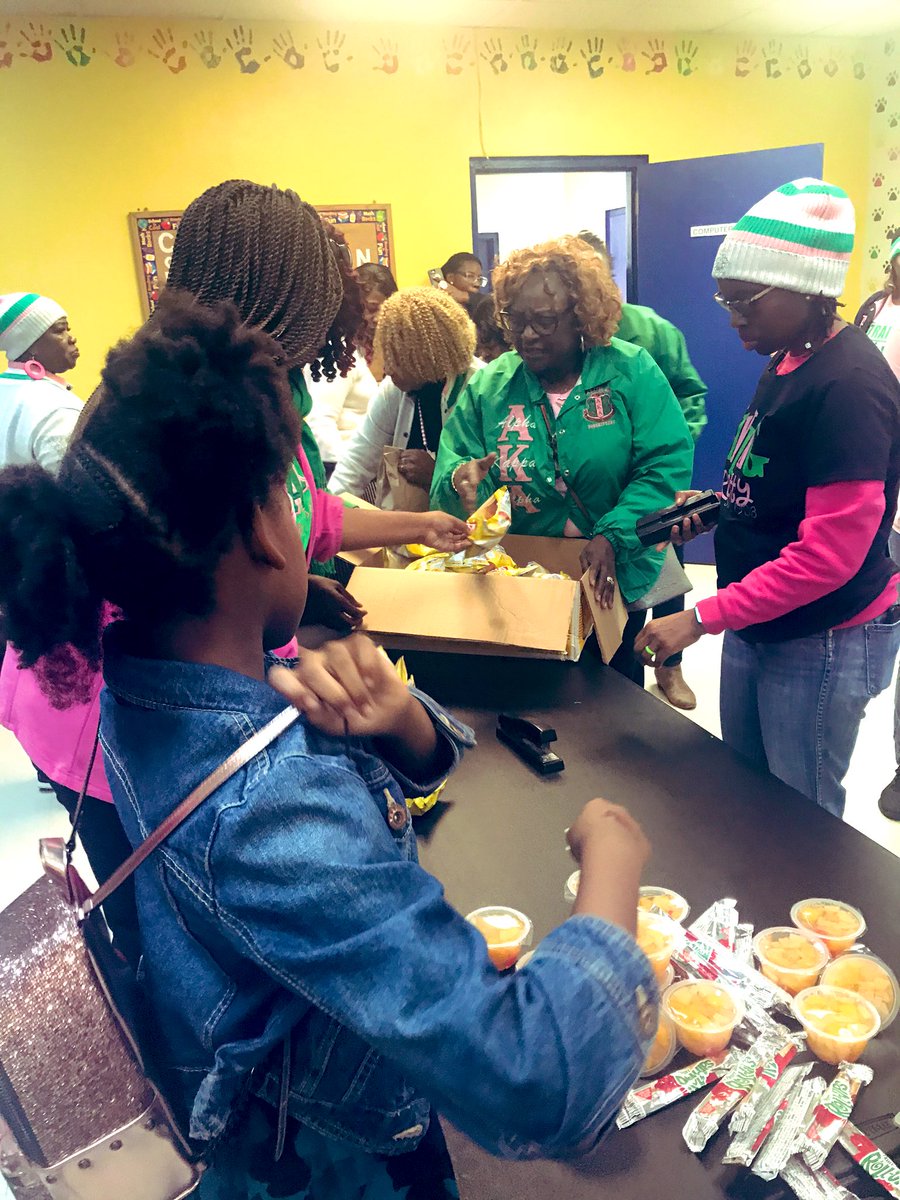 ZStokesTL's tweet photo. I was taught today is a day of service not a day off! I am teaching my girls the same. #AKAMLKDayofService #adayonnotoff https://t.co/putlapdoa7