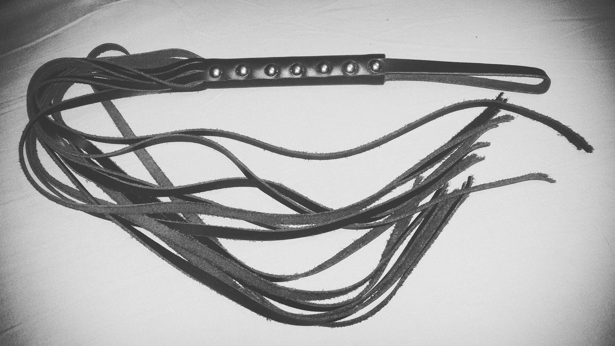 MDamanera's tweet photo. Amo usare le mie fruste..
Chi mi conosce lo sa bene..
.
I love to use my whips..
Who knows me,knows It very  well..😈😜
.
#morwendamanera #bdsmlife #bdsmcommunity #bdsm #ilovemywhips #whips #slavepunisher #slaves #slavesundercontrol https://t.co/SX4H7VoM3o