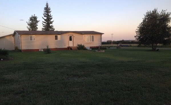 SquareVt's tweet image. Property for sale in Northeastern Montana!  Bar and restaurant (closed since 2016) and ranch style home (4 bedroom, one full bath and 3/4 bath with ability to add more)!  Asking $250,000.00 for both properties!!  #propertyforsale #property #realestate #Montana #bigsky #listing