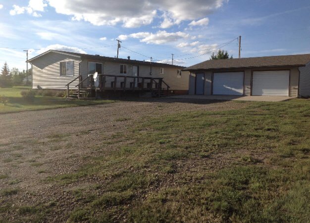 SquareVt's tweet image. Property for sale in Northeastern Montana!  Bar and restaurant (closed since 2016) and ranch style home (4 bedroom, one full bath and 3/4 bath with ability to add more)!  Asking $250,000.00 for both properties!!  #propertyforsale #property #realestate #Montana #bigsky #listing