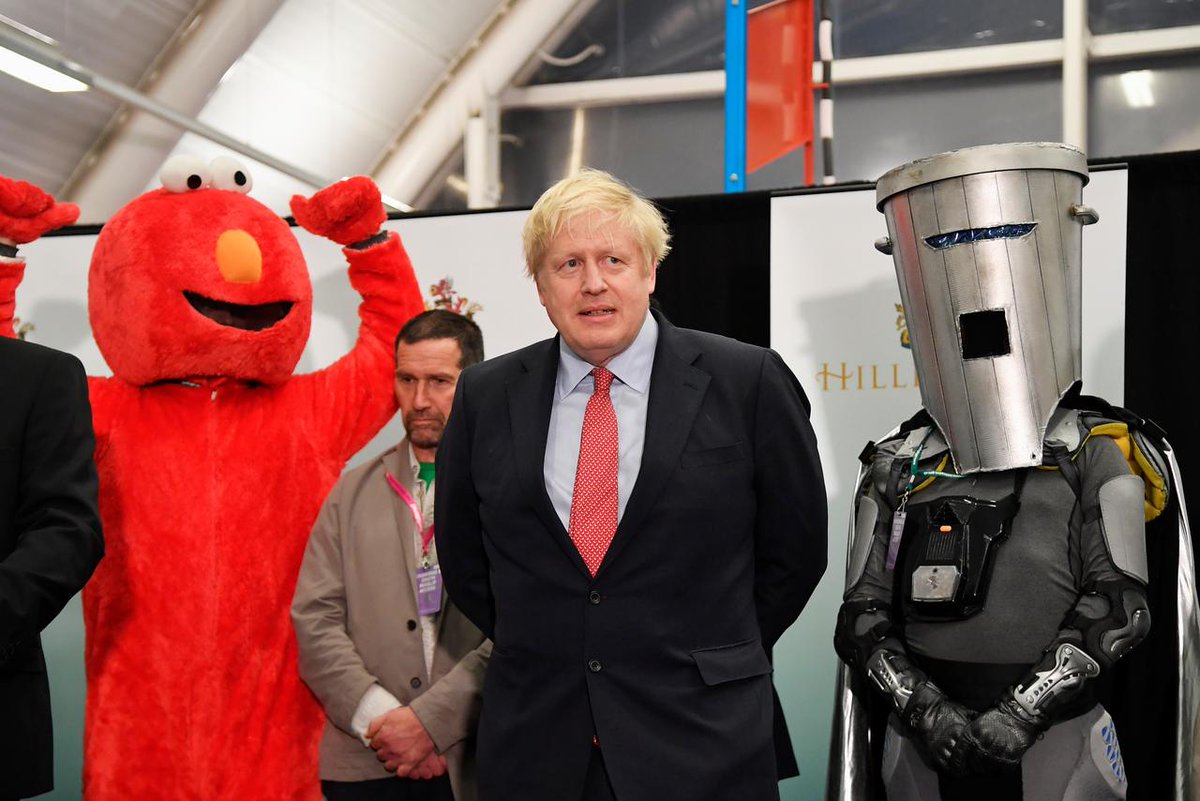 26. Berikut adalah foto PM Inggris terpilih, Boris Johnson, beserta 2 dari beberapa kandidat RESMI lain dalam pemilu Inggris, Elmo dan  @CountBinface.(Toby Melville/Reuters)