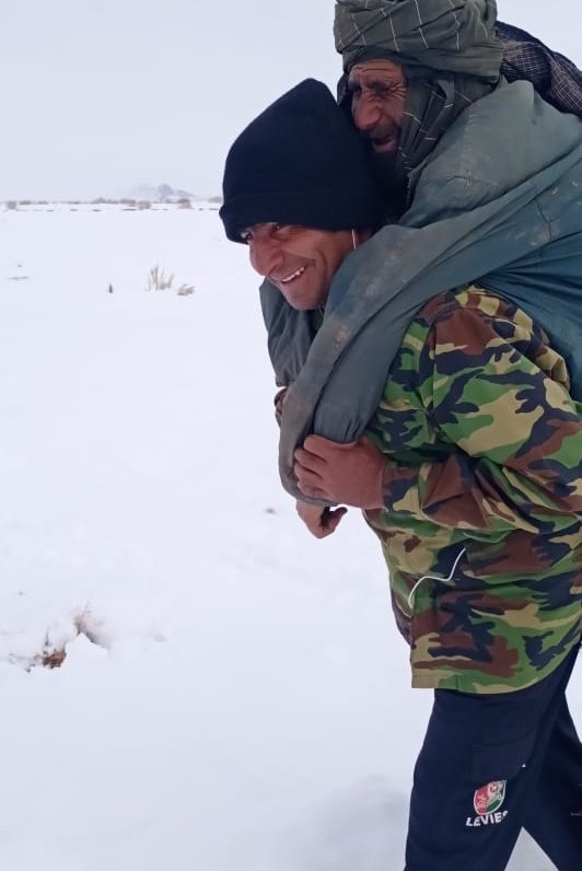 A #BalochiatanLeviesForce soldier rescues an old man by carrying him on his shoulders in the snow hit Qamardin area of Zhob in Balochistan.We should acknowledge and praise such heros of our armed forces.