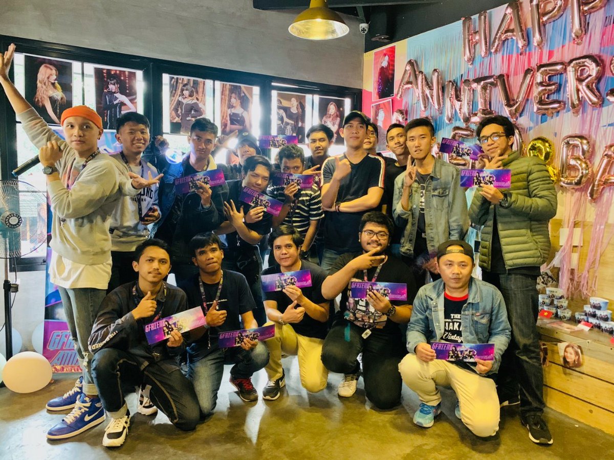BUDDY_TASIK's tweet photo. Sebuah keseruan di event nya @buddybandungID kemaren 💙 
Happy anniversary yg ke 3 but @buddybandungID 💙
Happy anniversary yang 5 juga buat @GFRDofficial 💙
Hatur nuhun event nya seru pake bgt 💙
#GFRIEND #여자친구
#5YearsWithGFRIEND #5easonOfGFRIEND https://t.co/1b9xtGBe29