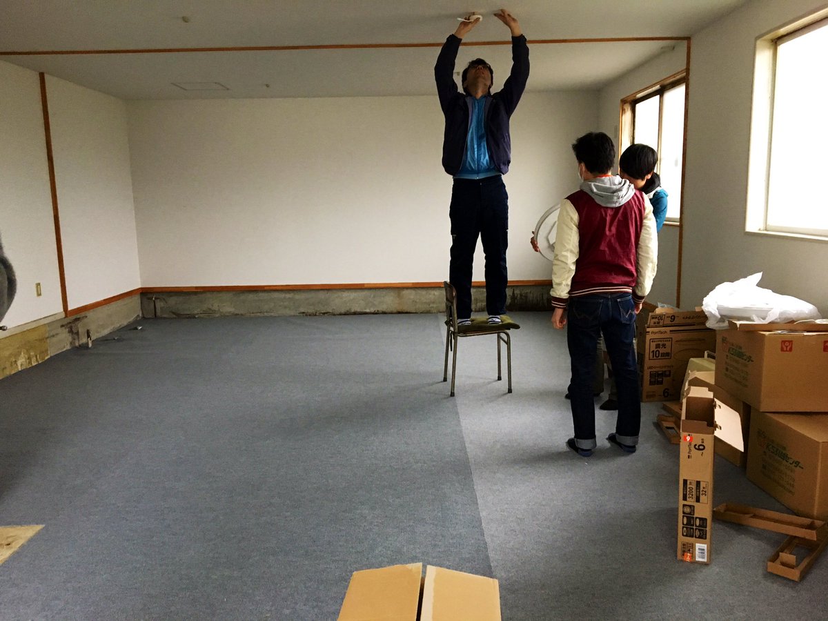kabababaaan's tweet photo. こういう広々とすると寝転びたくなるのはなんでなんやろう。笑　謙遜でもなくそんな広くはないんですがなんかごろごろしたくなる。笑笑　カーペットもごろごろ敷いて完成ー！とりあえず部屋らしくなってきた。笑笑　#かばんばか工房　#工房ができるまで https://t.co/1DPlzNhboG