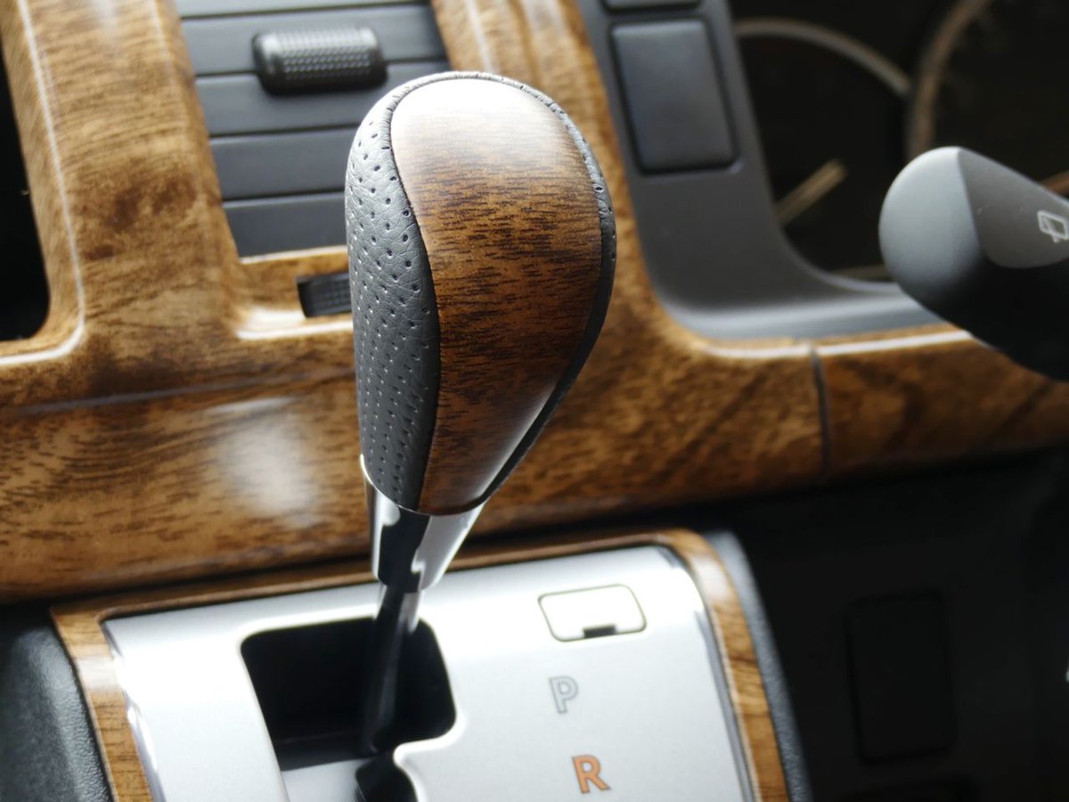 ハイエース専門flexdream湘南厚木 新色 Flexdreamオリジナル 4型ハイエース用 ウォールナット調艶消し 木目インテリアセット 以前に限定販売した艶消し木目調インテリア第2段 新色 ウォールナット調インテリアセット コンビステアリング Atシフトノブ