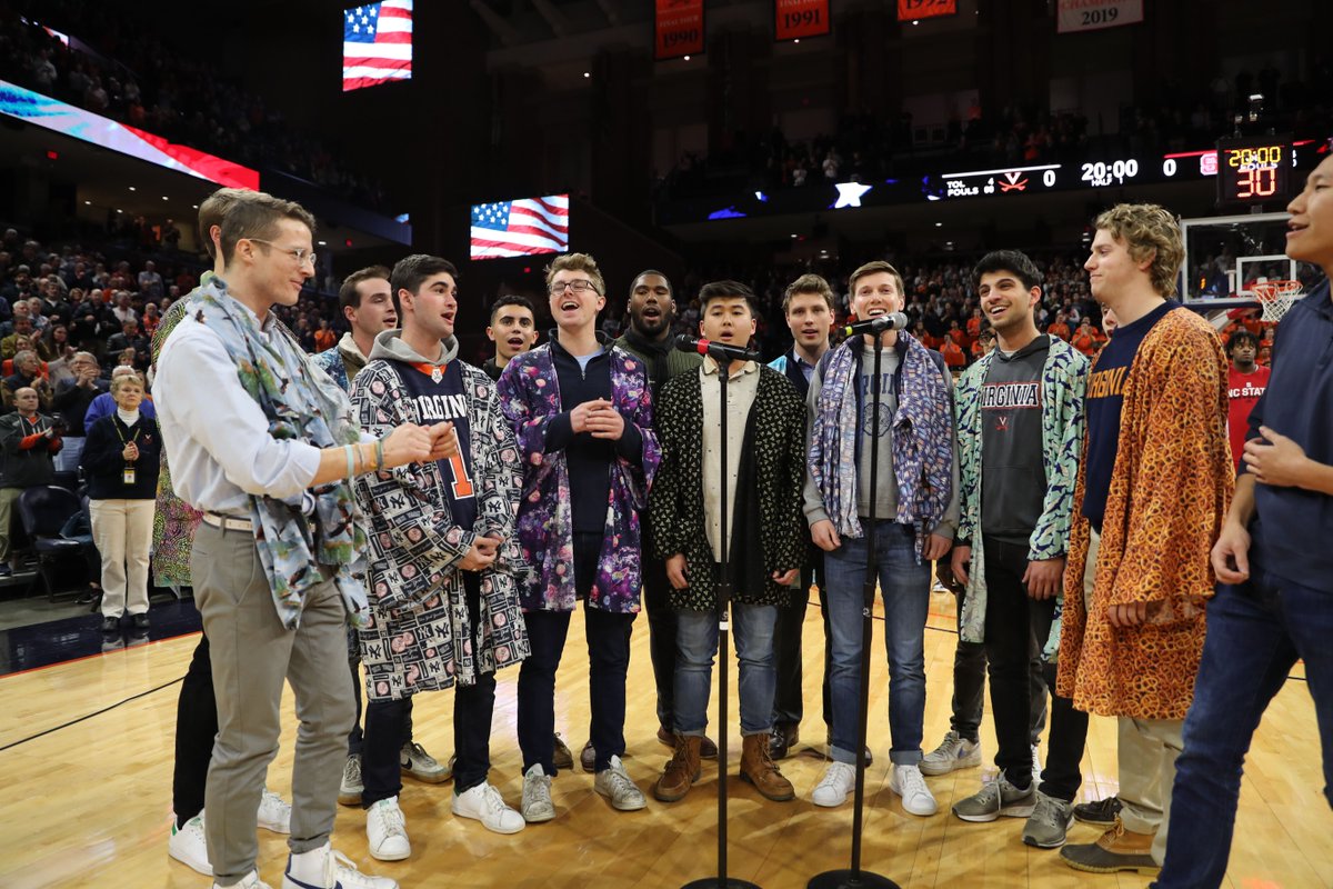 ADWilliamsUVA's tweet photo. AND...Jowon Briggs singing the National Anthem before tonight's @uvamenshoops game! #GoHoos #HoosMasterPlan 🔶⚔🔷 https://t.co/gBx8oVoBMl