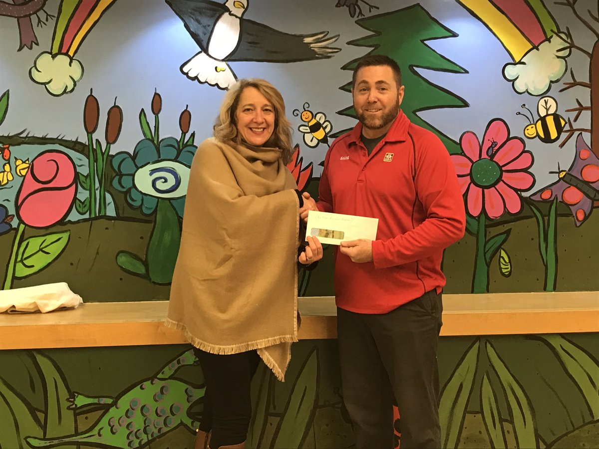 LEShawElem's tweet image. Thank you to Shane Oickle (parent) &amp;amp; Manager of Payzant’s Hantsport Home Hardware for the generous donation to our school’s #breakfastprogram from funds raised on tickets sold on a hockey picture. We appreciate your #kindness &amp;amp; #generosity #ItTakesAVillage