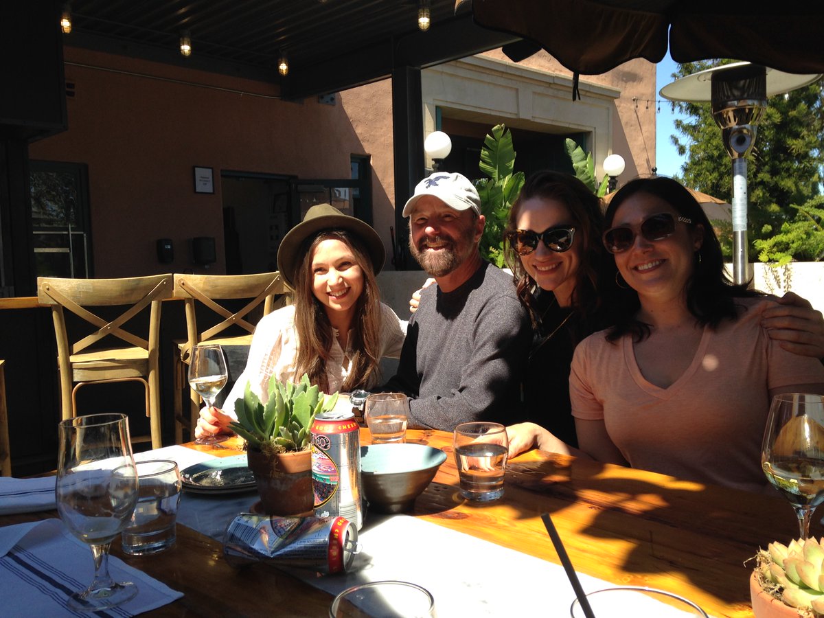 sceptreliquids's tweet photo. It was a lovely, sunny day in San Diego..... @DominiqueP_C @MelanieScrofano @emtothea  Lunch with the lovely ladies of #WynonnaEarp  #GoodTimes #MemoriesOfSeasonOne https://t.co/qgv7JX50tC