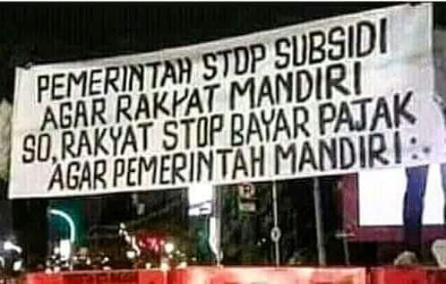 raja_moa's tweet photo. Rakyat vs Pemerintah https://t.co/FrYSELv27m