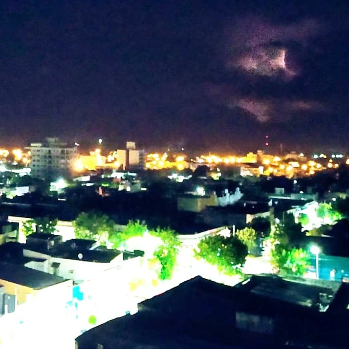radioeco971's tweet photo. #EcoClima MUCHOS REFUCILOS, NADA DE AGUA
Así se pinta el cielo de colores preanunciando la lluvia que no quiere llegar.
Desde DC nos anticipan que puede haber lluvias dispersas en la madrugada, pero con poca agua. En Saladillo y 25 de Mayo podrían ser fuertes las precipitaciones https://t.co/wcyQcU5BBN