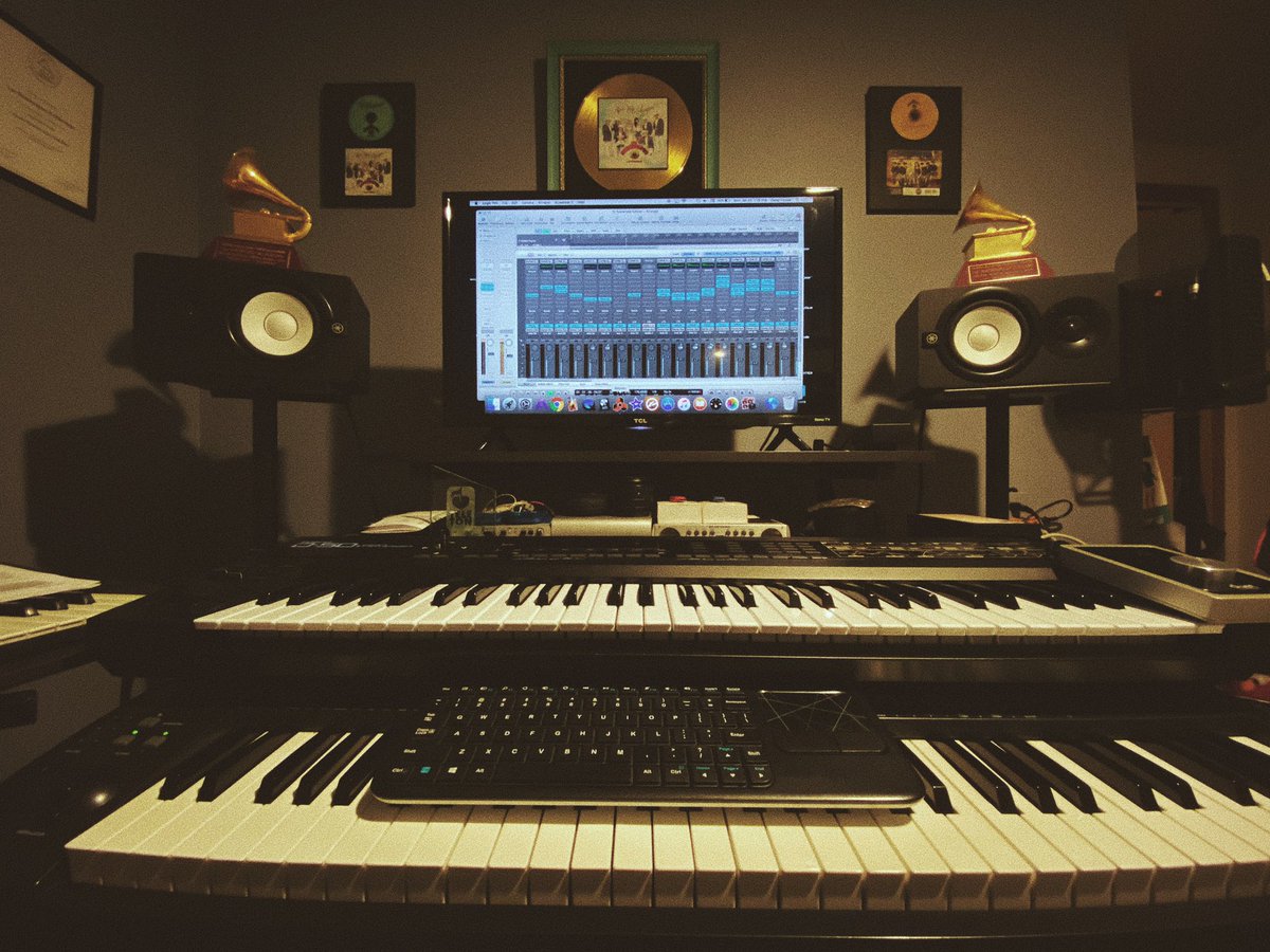 OscarPonceMusic's tweet photo. A Darle esta Semana de Trabajo de Producción Musical 🔴 #benditodios #logic9 #macbookpro #RolandD50 #keystation61 #maudio #apogeeduet https://t.co/k8FJhl0D5O