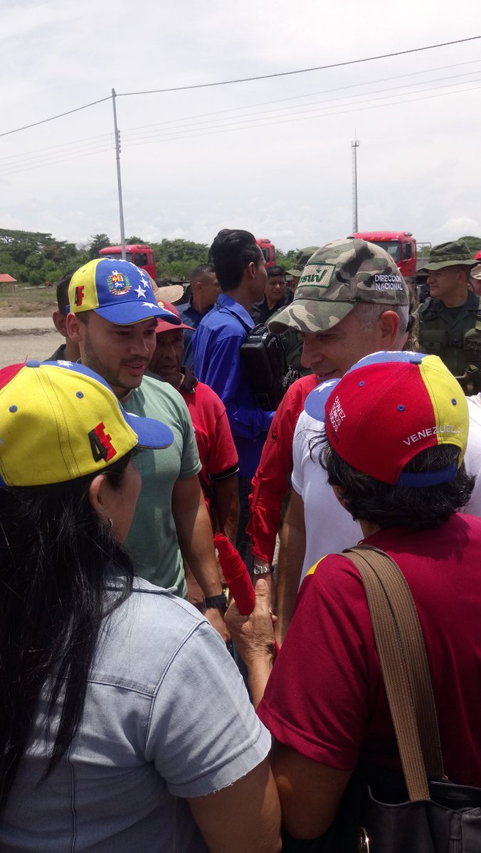 Rosusf23's tweet photo. Aquí estamos buscando Los morrales escolares de para llevar alegria a los niños y niñas de la Patria Gracias Presidente @NicolasMaduro @FreddyBernal @JuntosXTachira @GMAS_Tachira @ZonaEducTachira https://t.co/pYpTbIh2Jz