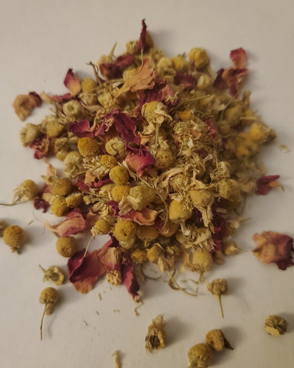 EssHealingAP's tweet photo. Chamomile: Easy to grow, Healing and although it is a gentle herb it is very effective. Popular in potpouri blends, herbal bath soaks & sachet. It is also used to balance & refresh.
#Chamomile
#RoseBuds
#EssentialHealing https://t.co/peZATr8AIf