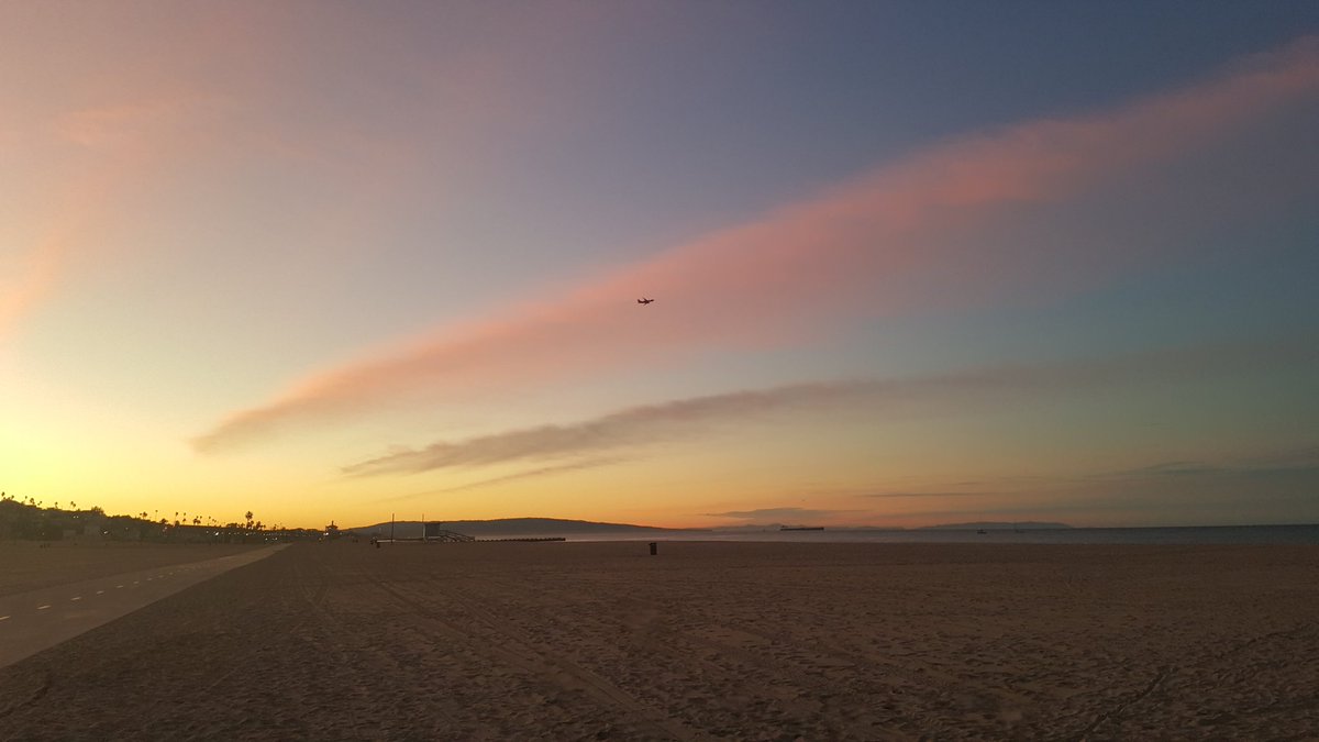 griz1's tweet photo. A #Januarysunrise & a #Januarysunset... beginning & ending the day in beauty. #sunrise #sunset @elsegundo311 @MarinaDelRey_CA @TheCACoast @VisitCA @GizaAlex #sunrise #sunset #WalkInBeauty @filiprosenbomb @FionaWilsonf @DocHerceg @WillStewNeuro https://t.co/SJcMXcIjpm