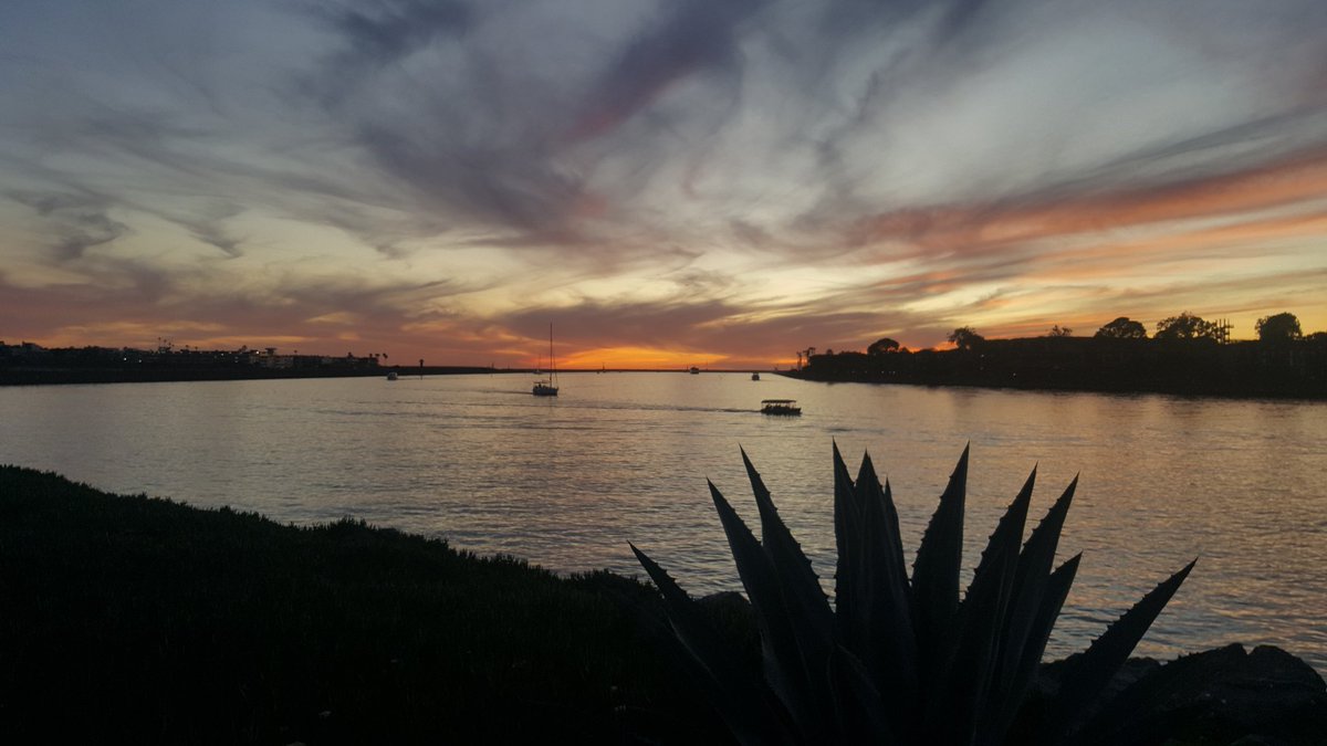 griz1's tweet photo. A #Januarysunrise & a #Januarysunset... beginning & ending the day in beauty. #sunrise #sunset @elsegundo311 @MarinaDelRey_CA @TheCACoast @VisitCA @GizaAlex #sunrise #sunset #WalkInBeauty @filiprosenbomb @FionaWilsonf @DocHerceg @WillStewNeuro https://t.co/SJcMXcIjpm