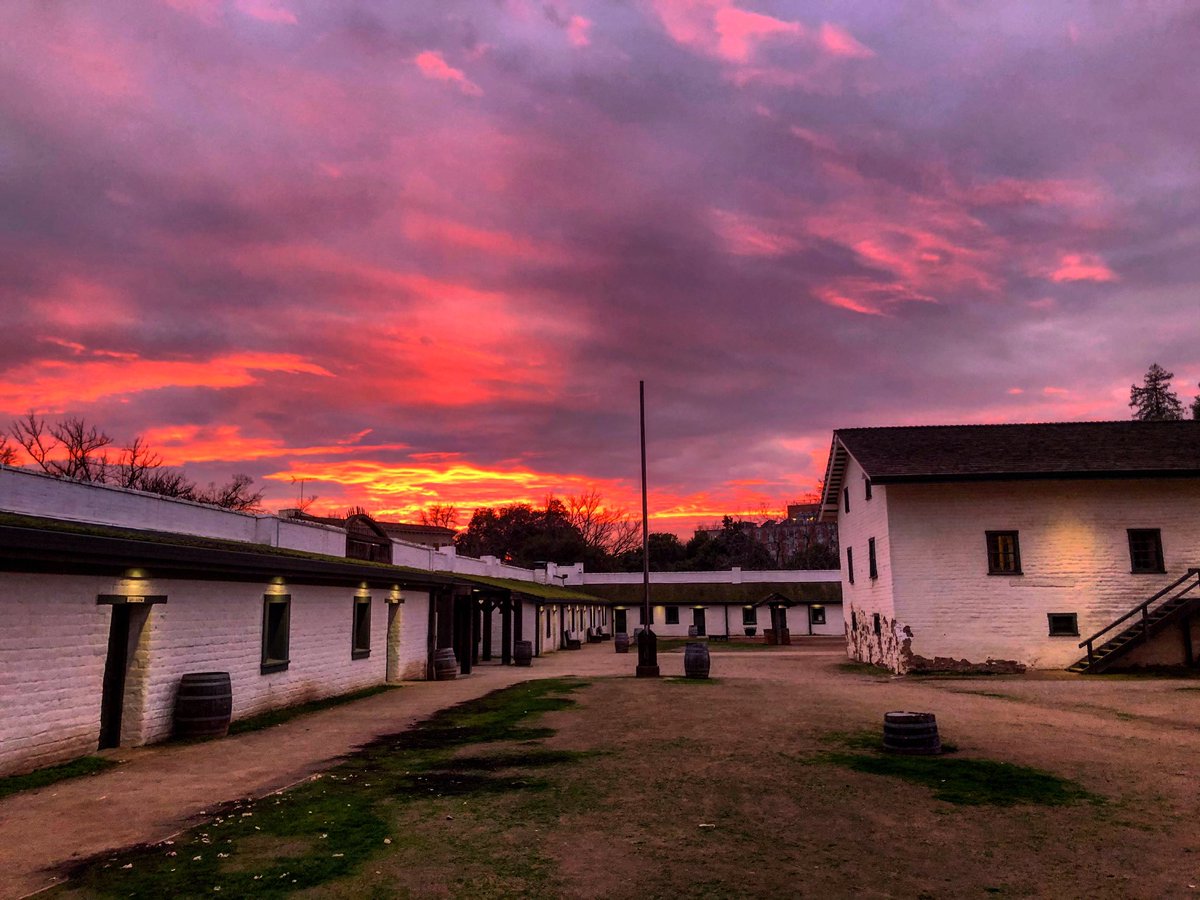 pioneer_jared's tweet photo. A fiery sunset to end the day 🌇
#suttersfort #sunset #midtownsac #sacramento #castateparks #sutterdistrict https://t.co/DcUKRTjtBN