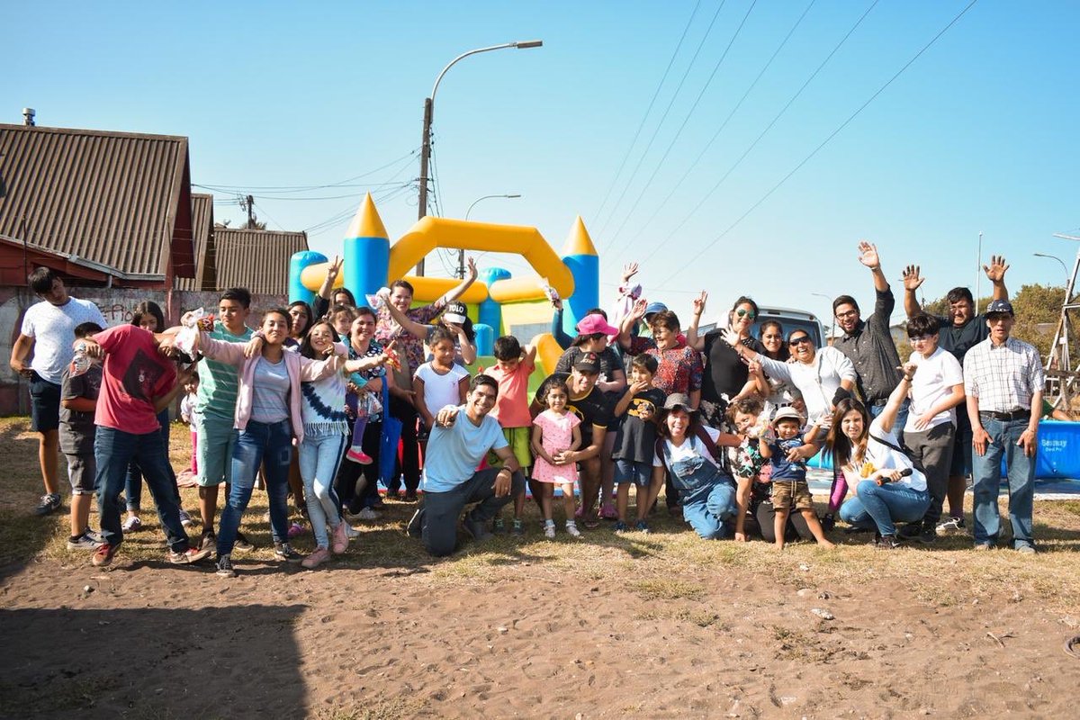 jpspoerer's tweet photo. Hermosa jornada en Villa Victoria, Michaihue con niñas y niños del sector. Tuvimos juegos inflables, piscinas, baile y regalos para que disfruten sus vacaciones!
#UnSoloSanPedro https://t.co/mXlU3WIE9J