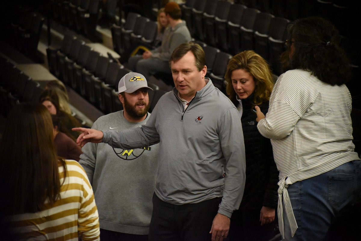 TheDailyCitizen's tweet photo. Georgia head football Kirby Smart and assistant Todd Hartley were at the North Murray High School basketball game in Chatsworth Monday night checking out 2020 athlete Ladd McConkey. Many selfies were taken! @laddmcconkey02 @RadiNabulsi @UGASportscom @ChipTowersD @RecruitGeorgia https://t.co/aVB96ZvEw7