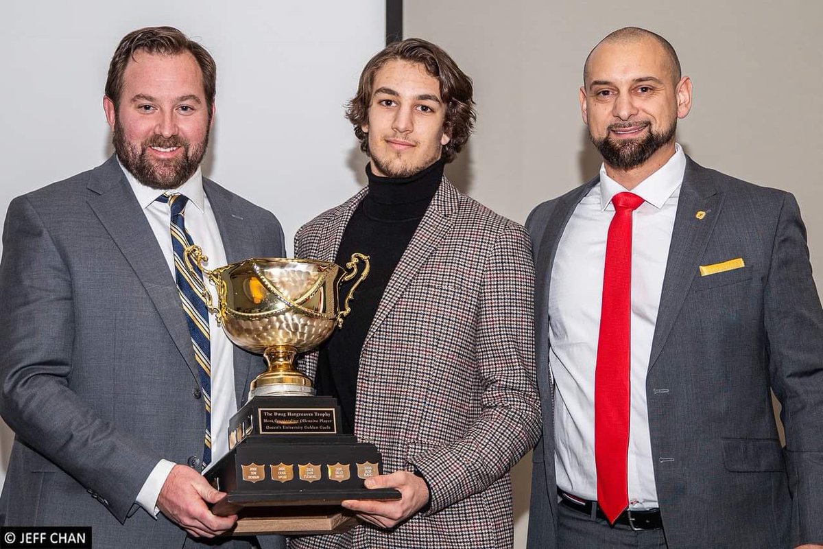 Queens_Football's tweet photo. Congrats to Richard Burton, winner of the Doug Hargreaves Trophy. Presented annually to the Most Outstanding Offensive Player 🇹🇩🏆
___
#Queensfootball #chagheill #awards #Qstandard https://t.co/mgTKybPpRO