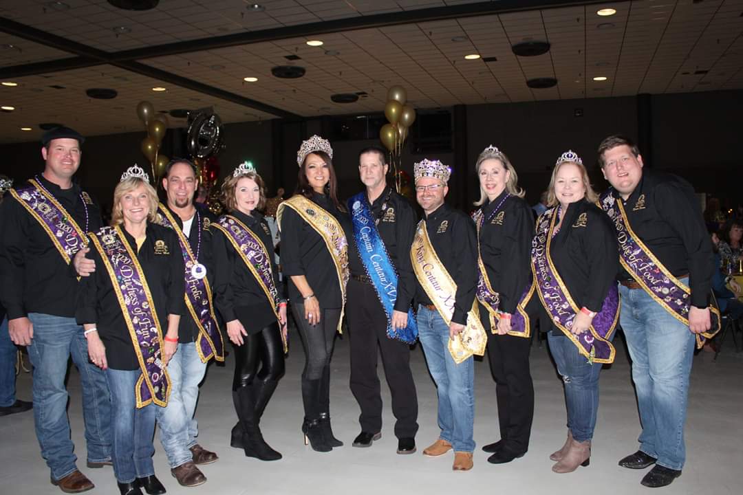 JanetECaldwell's tweet photo. It's Mardi Gras Gras y'all! And a fine time to be a Queen! https://t.co/AUSRZJkbTD