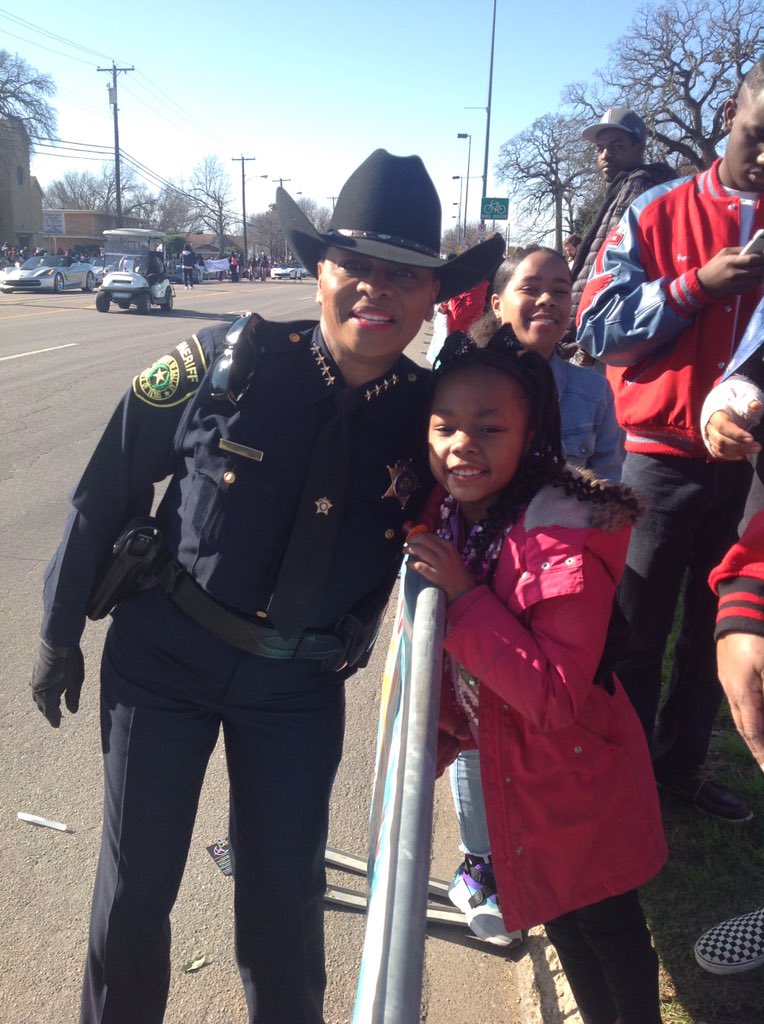 tanyania's tweet photo. @IDEA_at_Fannin students &amp; staff had a great time at the #DallasMLKparade. It was a beautiful day. 🌞@ChiefHallDPD we can’t wait to see you for Women’s month. @DallasPD @CityOfDallas @PrincipalHicks @LadyJade104 @SheriffMBrown14 @PleaseTurnWrite @RosasPadilla1  #MLKDay https://t.co/MmFPYkLOTu