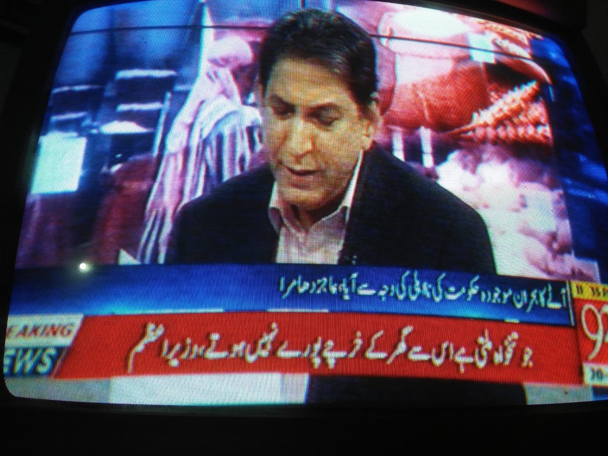 MrIqbalPK's tweet photo. خان صاحب جب لاکھوں کی تنخواہ لے کر آپکے اخراجات پورے نہیں ہو رہے تو 15000 تنخواہ والا مزدور کیسے اپنا گھر چلائے گا ؟
ریاست مدینہ کا نام چھوڑیں وہاں حضرت عمر فاروق فاقہ کشی کرکے رعایا کی خدمت کرتے تھے ! اب آپ اپنا محاسبہ ک��لیں کہ عوام کی خدمت کر رہے ہیں یا چونا لگا رہے ہیں؟ https://t.co/vQSwlDOqSB