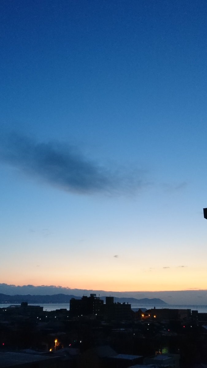 chocolatstaff's tweet photo. 1月21日AM6:30 曇時々晴れ 最高気温2℃

時折、青空が顔を出しますが、風がやや強く、体感的には寒く感じられます。

現在の函館の積雪は4センチです。
足下の雪を気にしなくて良く、散策には良いですね😊

#ホテルショコラ函館
#函館
#写真
#ハコフォト
#山
#海
#空
#雲
#青空
#月
#雪
#観光
#散策 https://t.co/23DNamqdbS