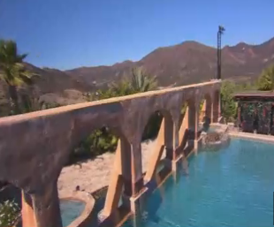 laurenzima's tweet photo. WOULD SOMEONE GET IN THE GD POOL #TheBachelor https://t.co/tBgregulPz