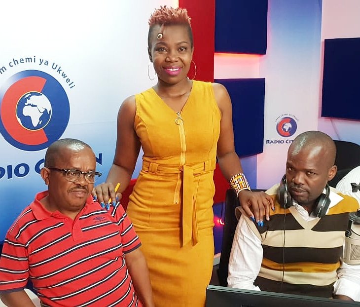 RadioCitizenFM's tweet photo. Kikosi cha #JamboKenya kiko tayari. Unasikiliza ukiwa wapi?

#JamboKenya
#RadioNumberOne @vincentateya @inspektamwala @MelodySinzore1 https://t.co/w1eh7iybBi