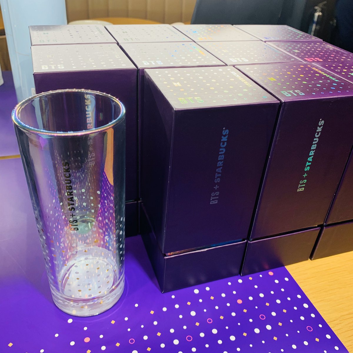 O Xrhsths Minさん 韓国コスメとビジネスの話 Sto Twitter Bts Starbucks 韓国スターバックスのバンタンコラボmd Be The Brightest Stars今日発売だった スタバ行ったら売ってました 1人1品番一個しか買えないって ケーキちょっと美味しそうだった