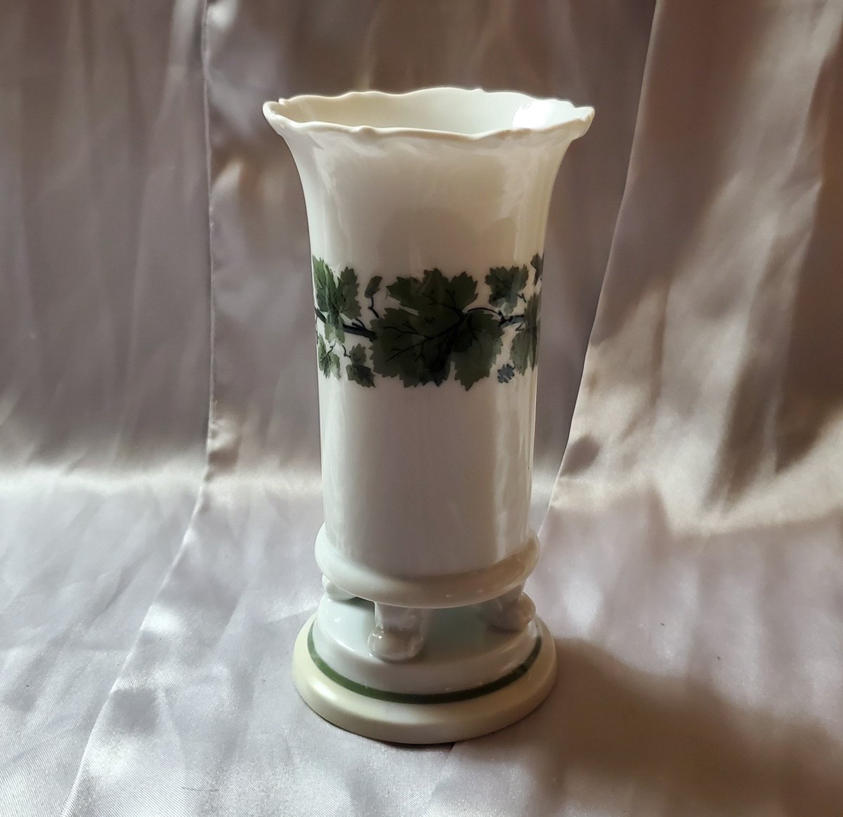 PatBD3's tweet photo. Excited to share the latest addition to my #etsy shop: Meissen Antique Vine Leaf Pattern Bud Vase - Scalloped - no trim https://t.co/7mOBjRuQ70 #art #white #housewarming #mothersday #green #meissenporcelain #budvase #vineleaf #porcelain https://t.co/UlrOT5ld5s